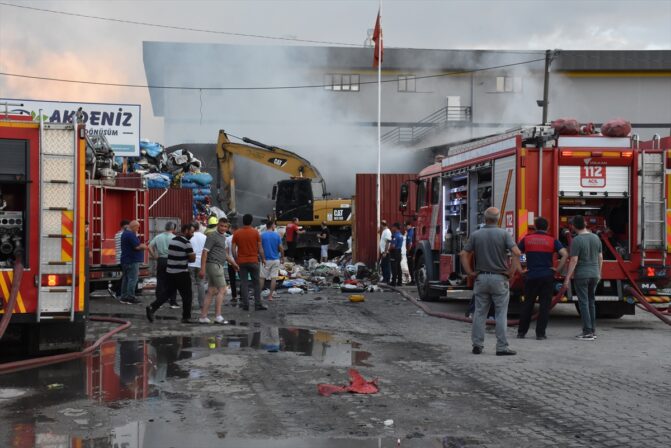GÜNCELLEME – Ordu'da geri dönüşüm tesisinde çıkan yangın söndürüldü