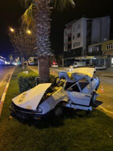 OSMANİYE (AA) – Osmaniye'nin Kadirli ilçesinde refüjdeki ağaca çarpan otomobilin