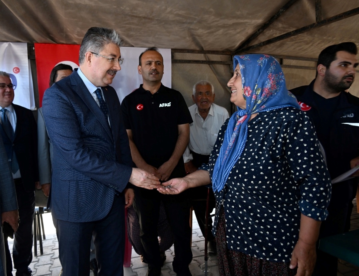 Osmaniye'de yapımı tamamlanan 89 köy evi depremzedelere teslim edildi