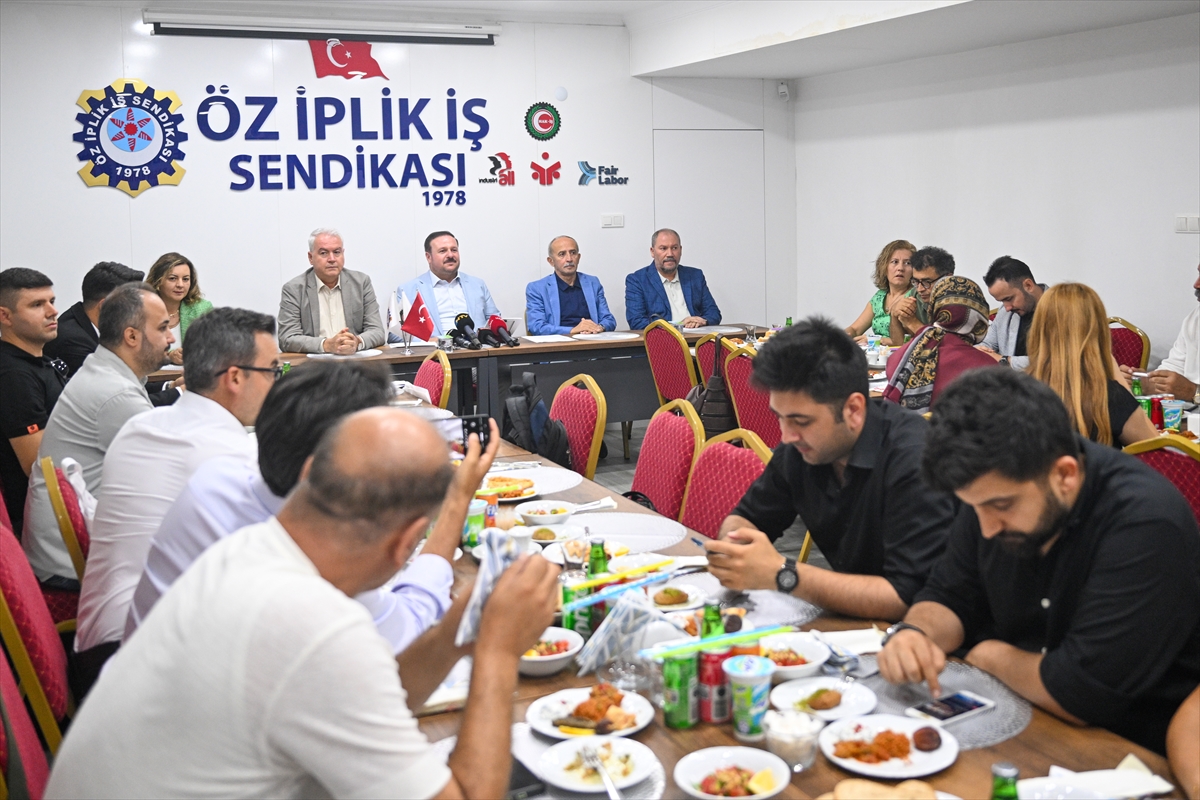 Öz İplik İş Sendikası Genel Başkanı Rafi Ay, basın toplantısı düzenledi: