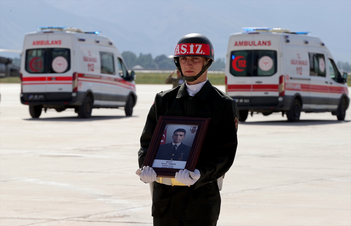 Pençe-Kilit Harekatı bölgesinde şehit olan askerler için Hakkari'de tören düzenlendi
