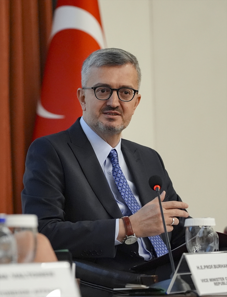 Resmi Gazete'de yayımlanan Cumhurbaşkanı kararıyla Cumhurbaşkanlığı İletişim Başkanlığına Prof. Dr. Burhanettin Duran atandı