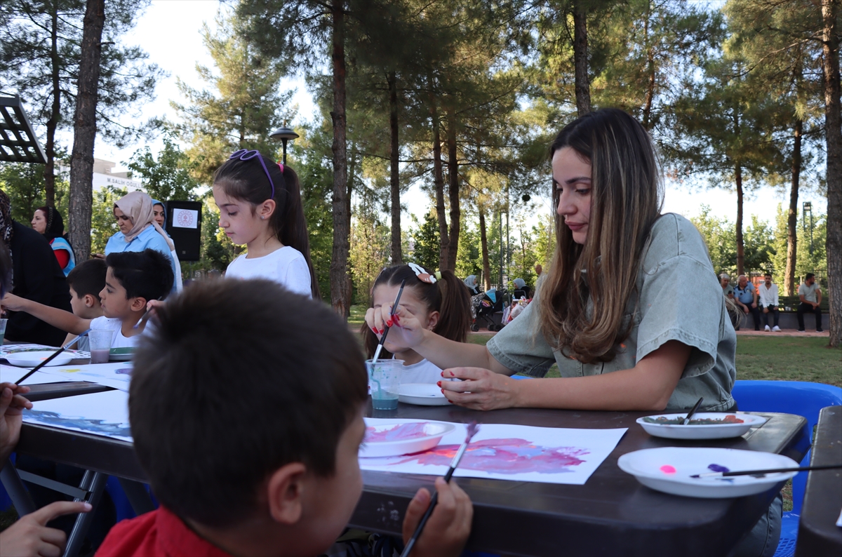 Ressam Melis Doğan Mardin'de çocuklarla resim yaptı