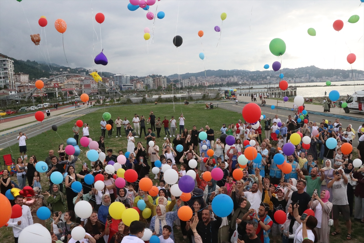Rize'de kanseri yenen çocuk için gökyüzüne balonlar bırakıldı