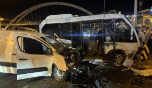 RİZE (AA) – Rize'de minibüs ile hafif ticari aracın çarpışması