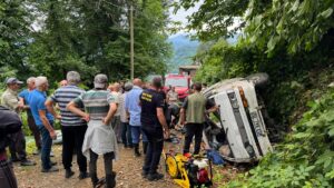 RİZE (AA) – Rize'nin Pazar ilçesinde çay toplamaya gidenleri taşıyan