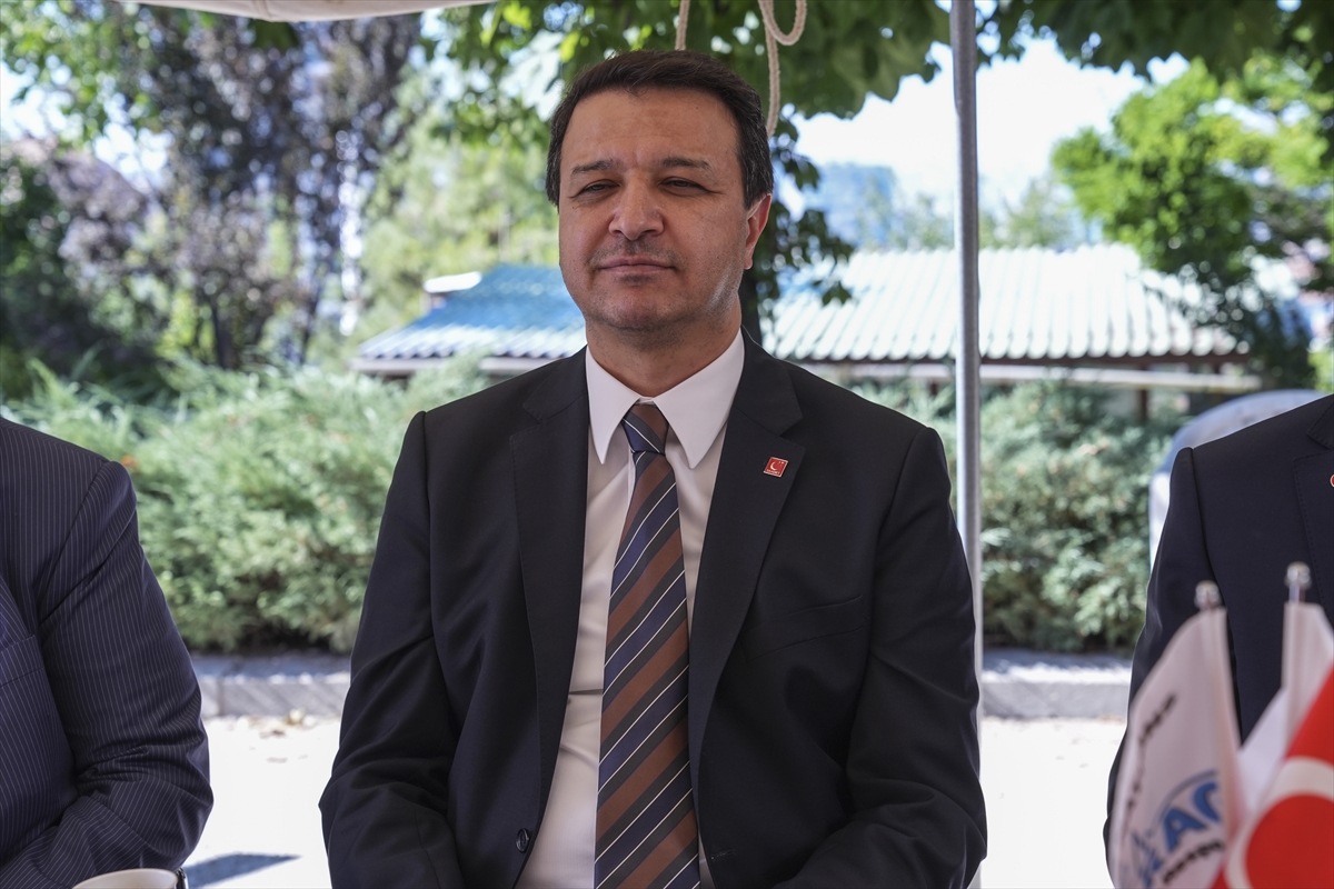 Saadet Partisi Genel Başkanı Arıkan, AKUT'a taziye ziyaretinde bulundu