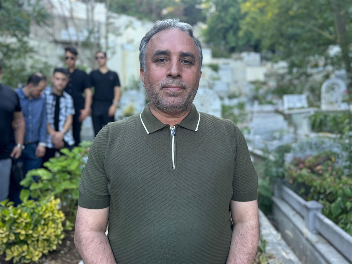 Şair Erdem Bayazıt kabri başındı anıldı
