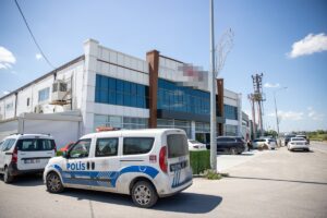 SAKARYA (AA) – Sakarya'nın Serdivan ilçesinde bir iş yerinin asma