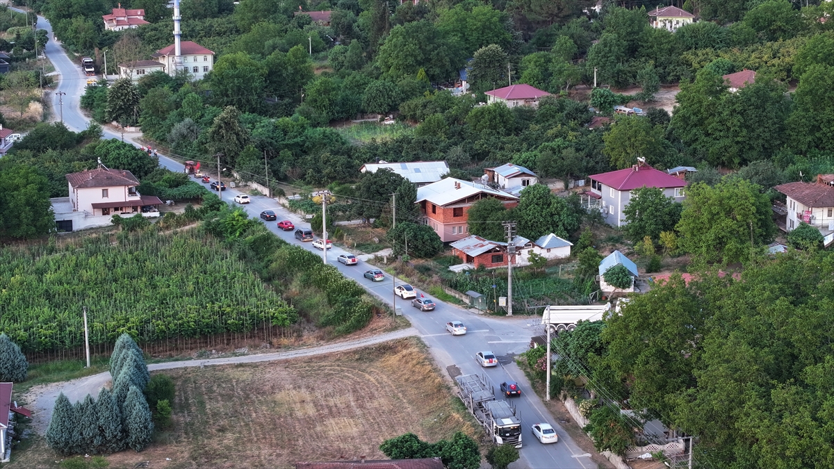 Sakarya'da köylüler, “15 Temmuz Demokrasi ve Milli Birlik Günü”nde araç konvoyu oluşturdu