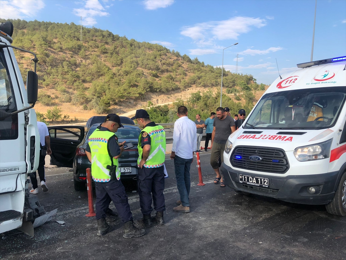 Sakarya'nın Geyve Belediye Başkanı Yıldız ile beraberindeki 3 kişi Bilecik'teki trafik kazasında yaralandı