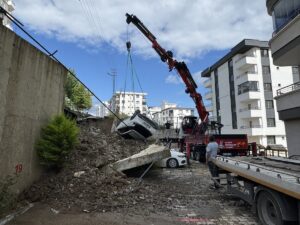 SAMSUN (AA) – Samsun’un Atakum ilçesinde istinat duvarının çökmesi sonucu