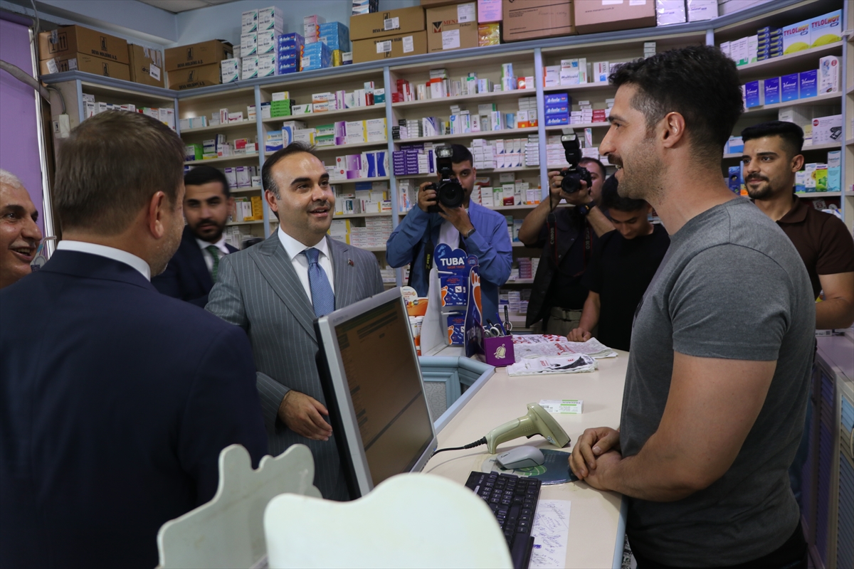 Sanayi ve Teknoloji Bakanı Kacır, Siirt'te esnafı ziyaret etti, iş insanları ile bir araya geldi