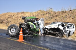 ŞANLIURFA (AA) – Şanlıurfa'nın Siverek ilçesinde otomobille traktörün çarpışması sonucu