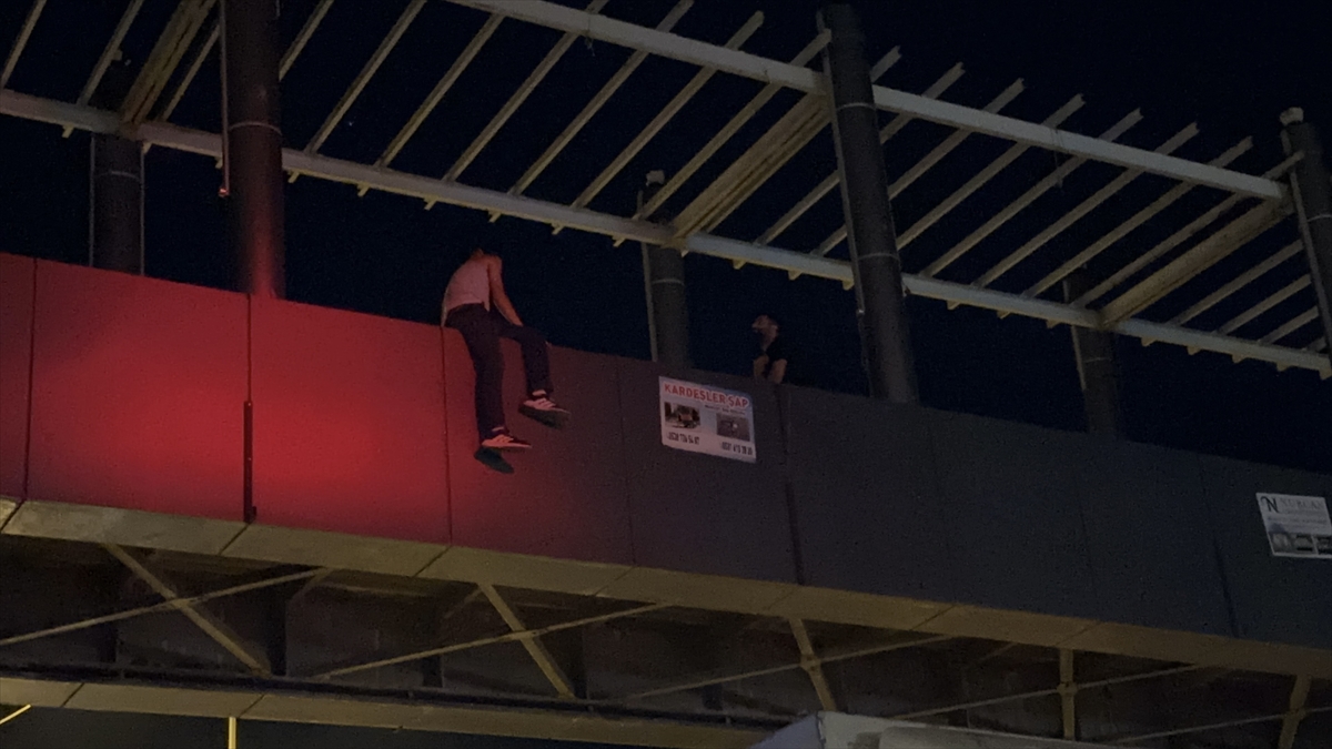 Şanlıurfa'da üst geçitten düşen polis memuru yaralandı