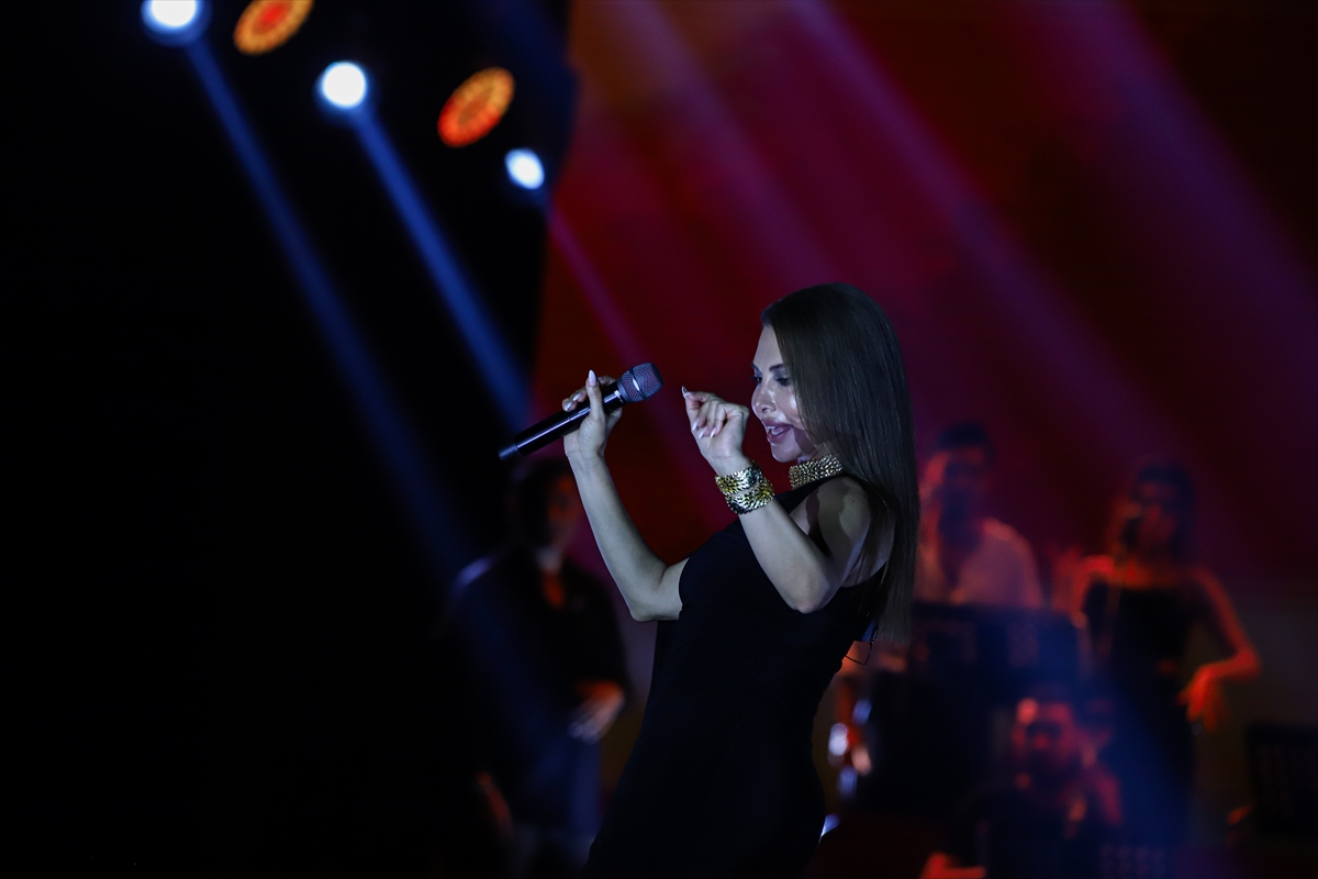 Şarkıcı Ebru Yaşar Van'da konser verdi