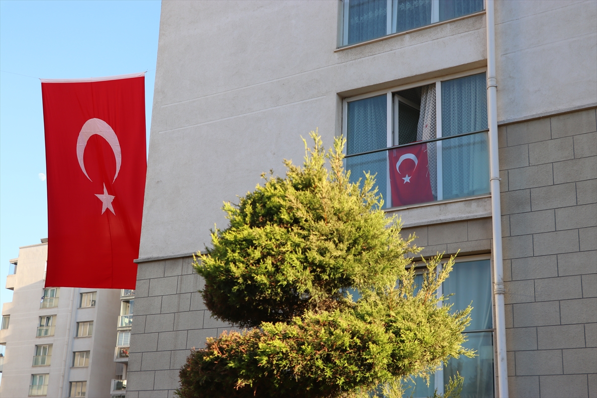 Şehit Üsteğmen Ege Akar'ın İzmir'deki ailesine şehadet haberi verildi