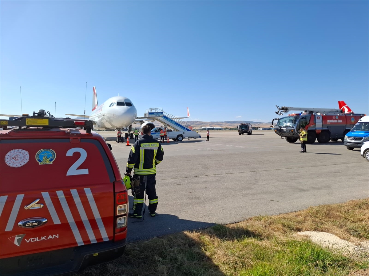 Sharjah-İstanbul seferini yapan uçak, motor arızası nedeniyle Esenboğa'ya acil iniş yaptı