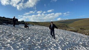 ARDAHAN (AA) – Sıcak havadan bunalanlar, Ardahan'daki karlı zirvelerde serinlemenin