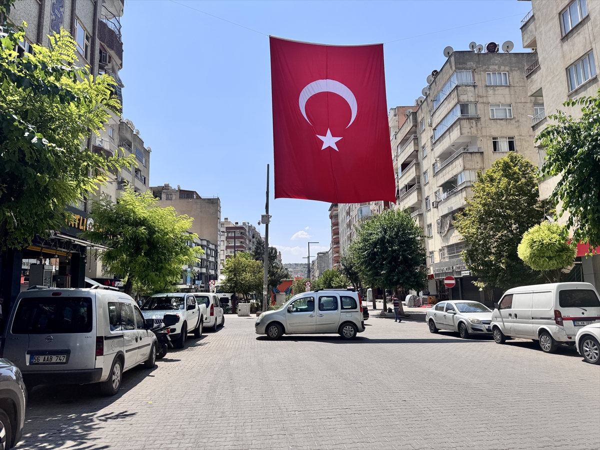 Siirt'te kamu binalarına ve caddelere “Terörsüz Türkiye”ye destek için Türk bayrakları asıldı