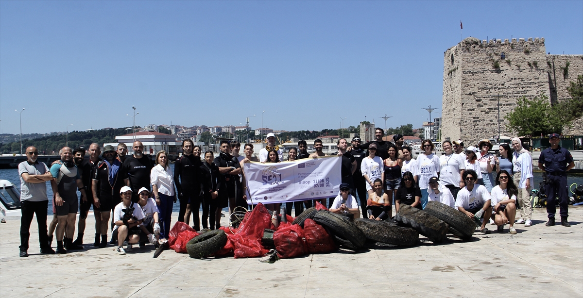Sinop'ta denizden perde kornişi, merdiven ve kamyon lastiği çıkarıldı