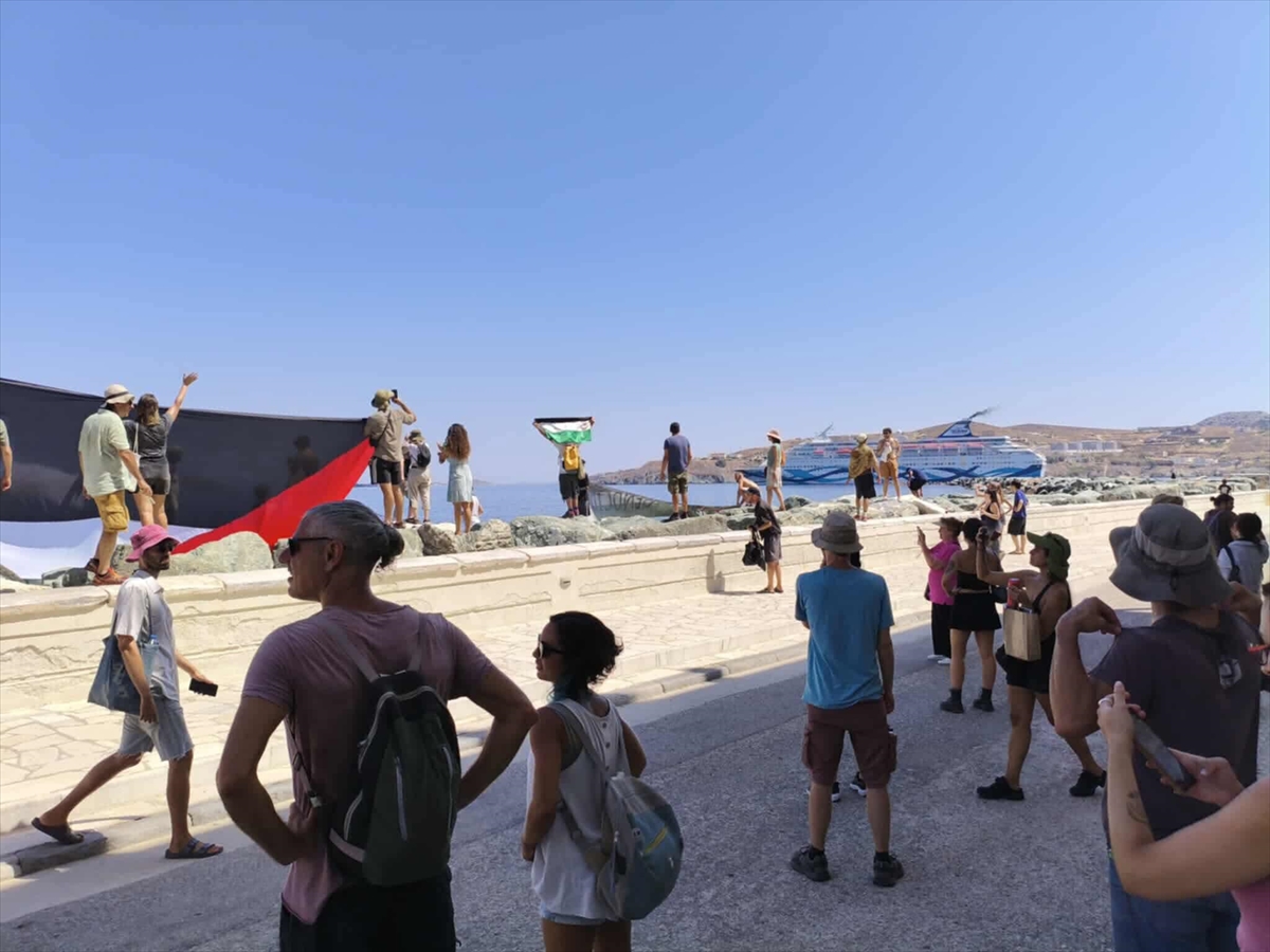 Siros Adası'na gelen kruvaziyer, Ada'daki tepki nedeniyle İsrailli yolcularını indiremedi