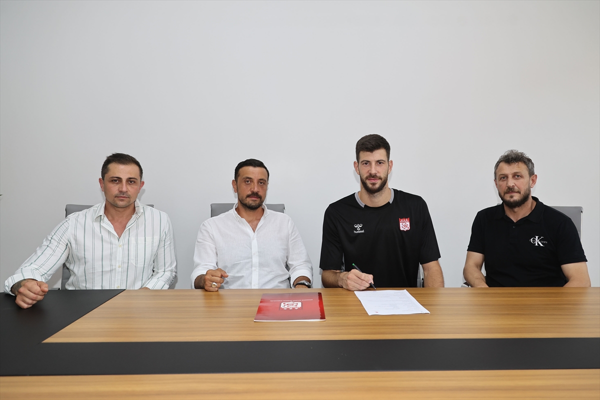 Sivasspor, Göktuğ Bakırbaş'ı transfer etti