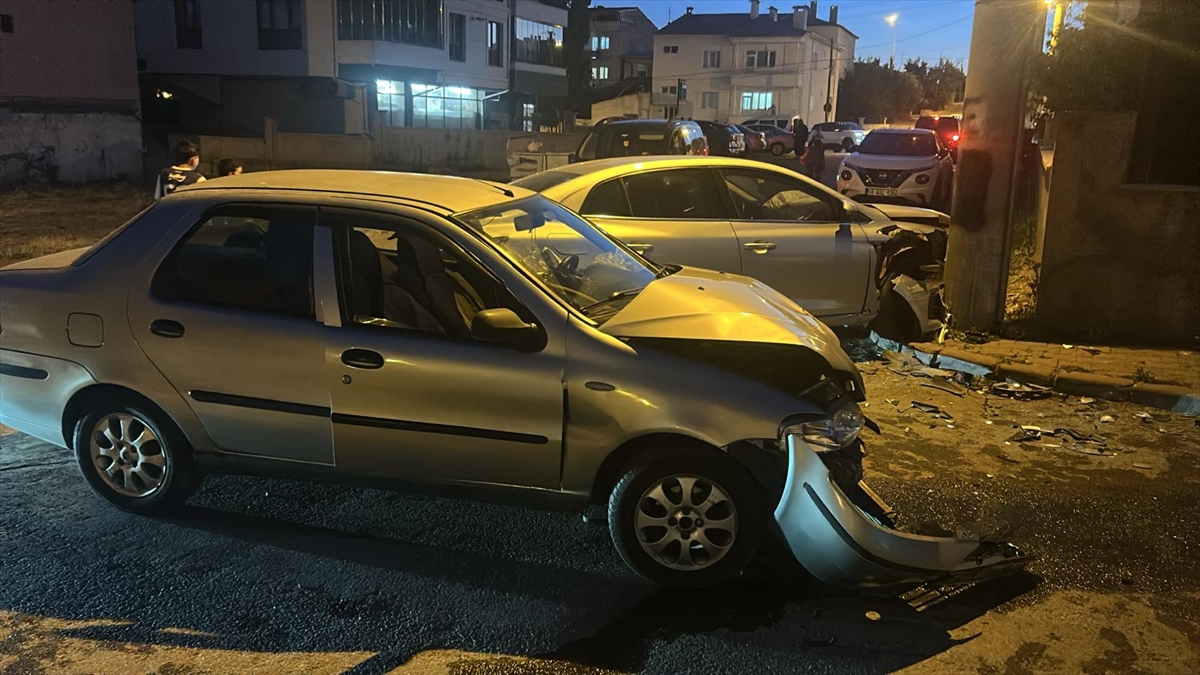 Sivas'ta iki otomobilin çarpıştığı kazada 6 kişi yaralandı