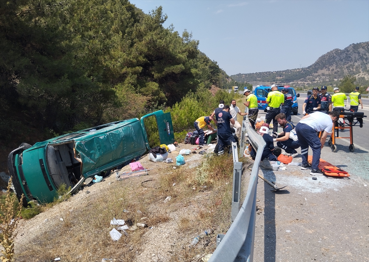 Sivas'ta minibüsün devrilmesi sonucu 13 kişi yaralandı