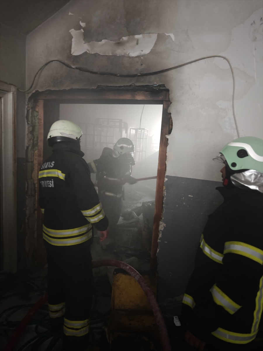 Sivas'ta mobilya imalathanesinde çıkan yangın söndürüldü