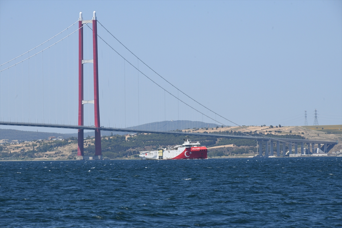 Somali'deki görevini tamamlayan Oruç Reis Sismik Araştırma Gemisi, Çanakkale Boğazı'ndan geçti