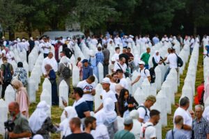 - Soykırım kurbanları için Potoçari Anıt Mezarlığı'nda düzenlenen cenaze törenine