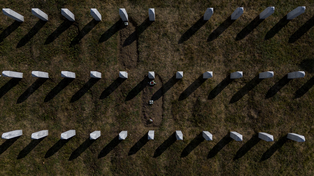 Srebrenitsa'daki Potoçari Anıt Mezarlığı'nda anma ve cenaze törenlerinin ardından sessizlik hakim oldu
