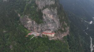 TRABZON (AA) – Trabzon'un Maçka ilçesi Altındere Vadisi'ndeki Karadağ'ın sarp