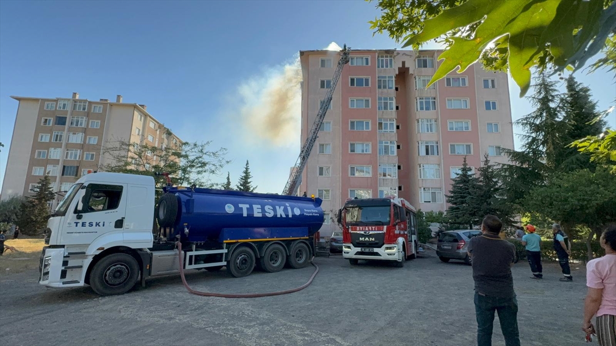 Tekirdağ'da dokuz katlı binanın çatısında çıkan yangın söndürüldü
