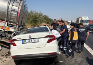 TEKİRDAĞ (AA) – Tekirdağ'ın Ergene ilçesinde kamyon ile otomobilin çarpışması