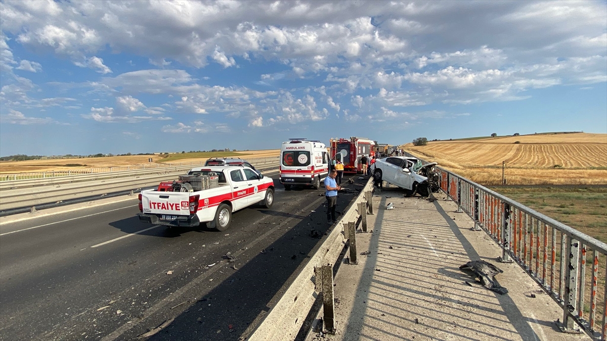 Tekirdağ'da kamyona çarpan otomobilin sürücüsü hayatını kaybetti