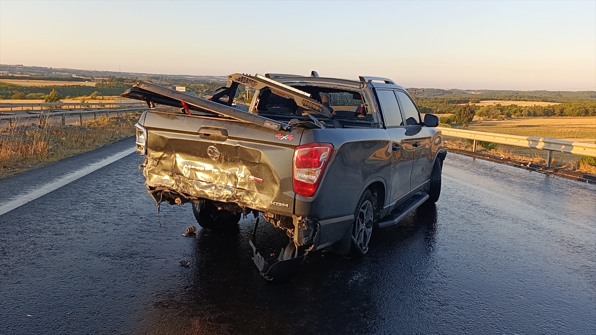 Tekirdağ'da pikaba arkadan çarpan otomobilin sürücüsü öldü