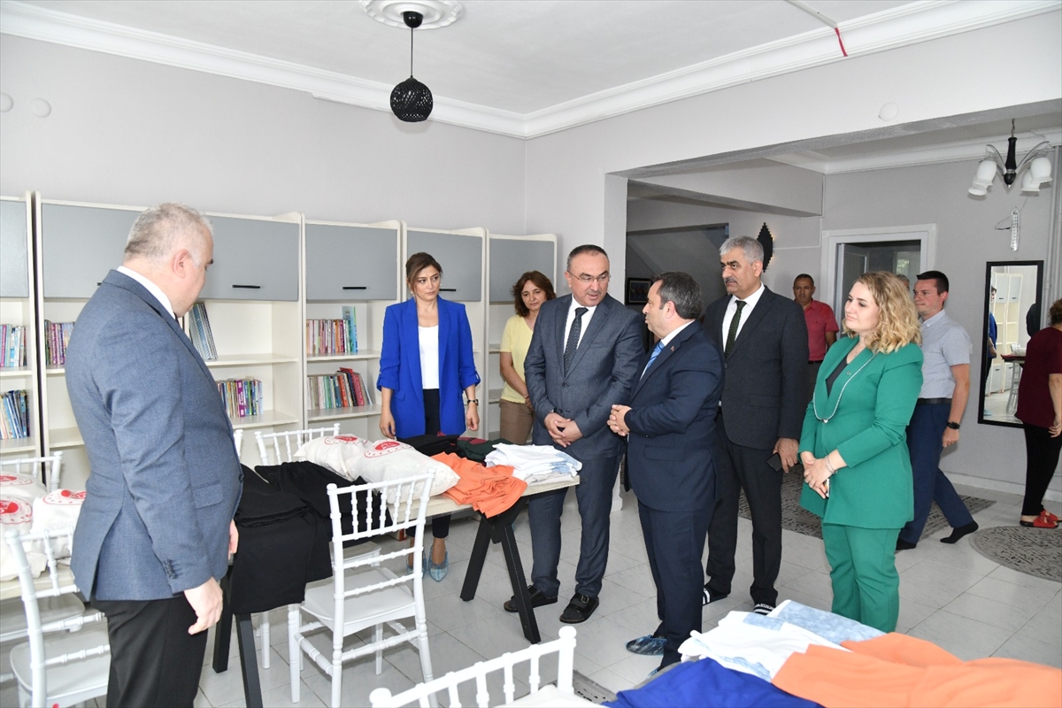 Tekirdağ'da yükümlülerin diktiği kıyafetler Sevgi Evi'ndeki çocuklara hediye edildi