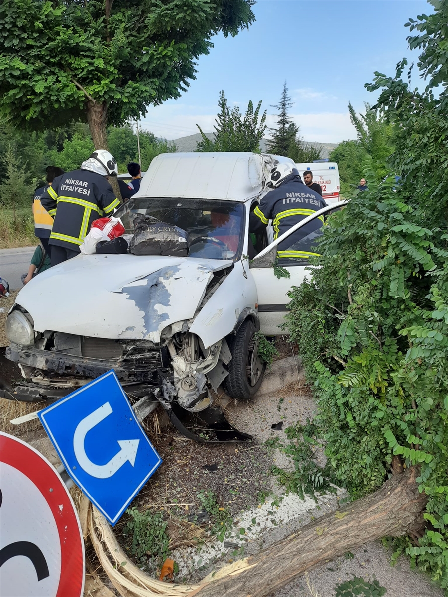 Tokat'ta hafif ticari araç ağaca çarptı, 4 kişi yaralandı