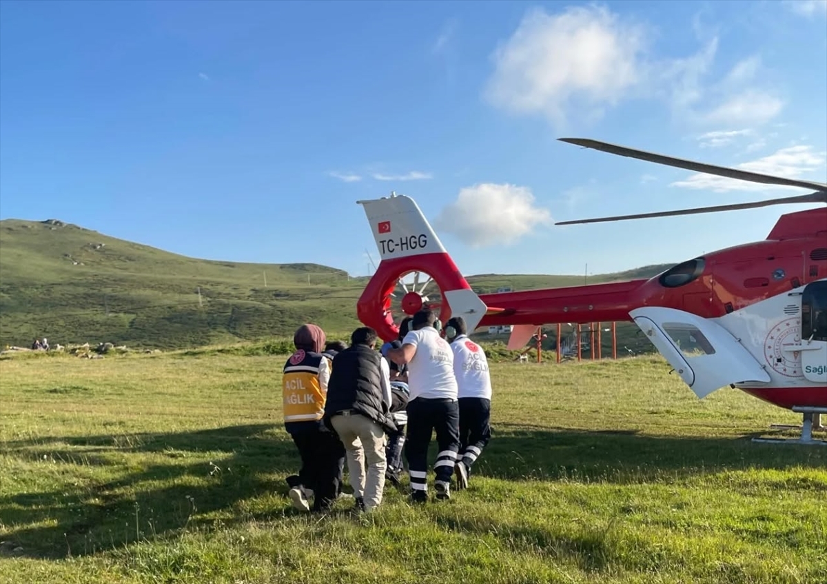 Trabzon'da ambulans helikopter, yaylada ayağı kırılan kişi için havalandı