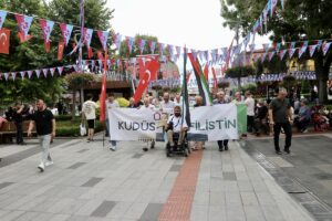 TRABZON (AA) – Trabzon'un Ortahisar ilçesinde Filistin'e destek için yürüyüş