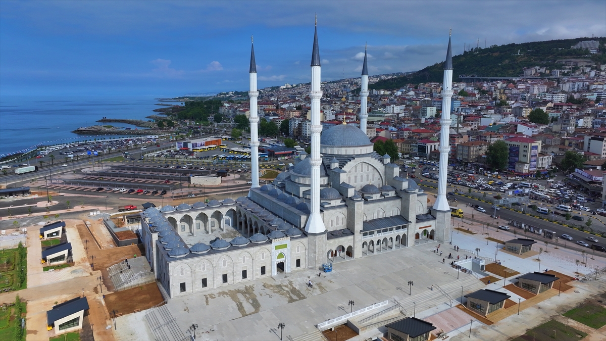 Trabzon Valisi Yıldırım, Hanife Hatun Camisi'nde incelemede bulundu