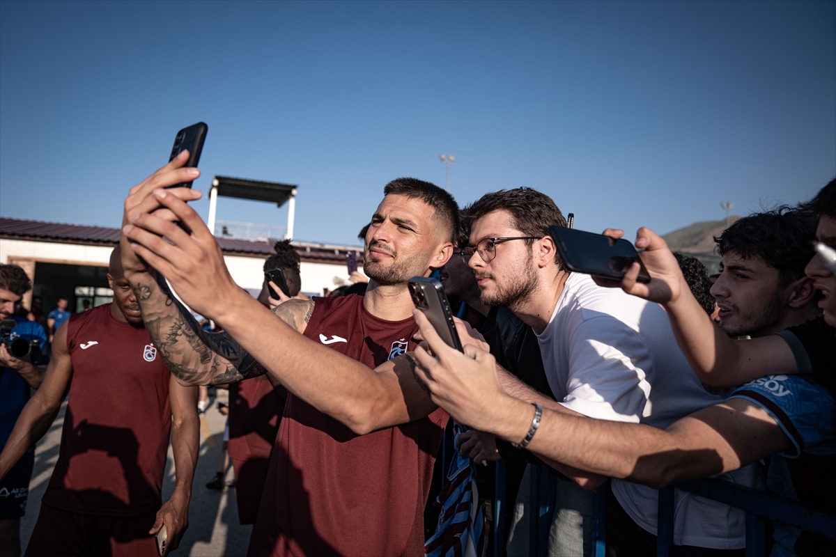 Trabzonspor'da futbolcular Erzurum'da taraftarla buluştu
