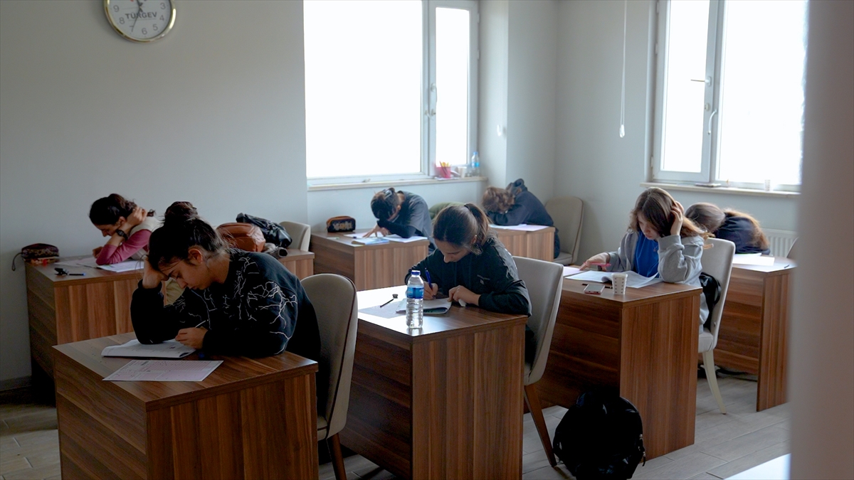TÜRGEV'in Silopi'deki GİF merkezinde sınava hazırlanan üç öğrenciden YKS başarısı