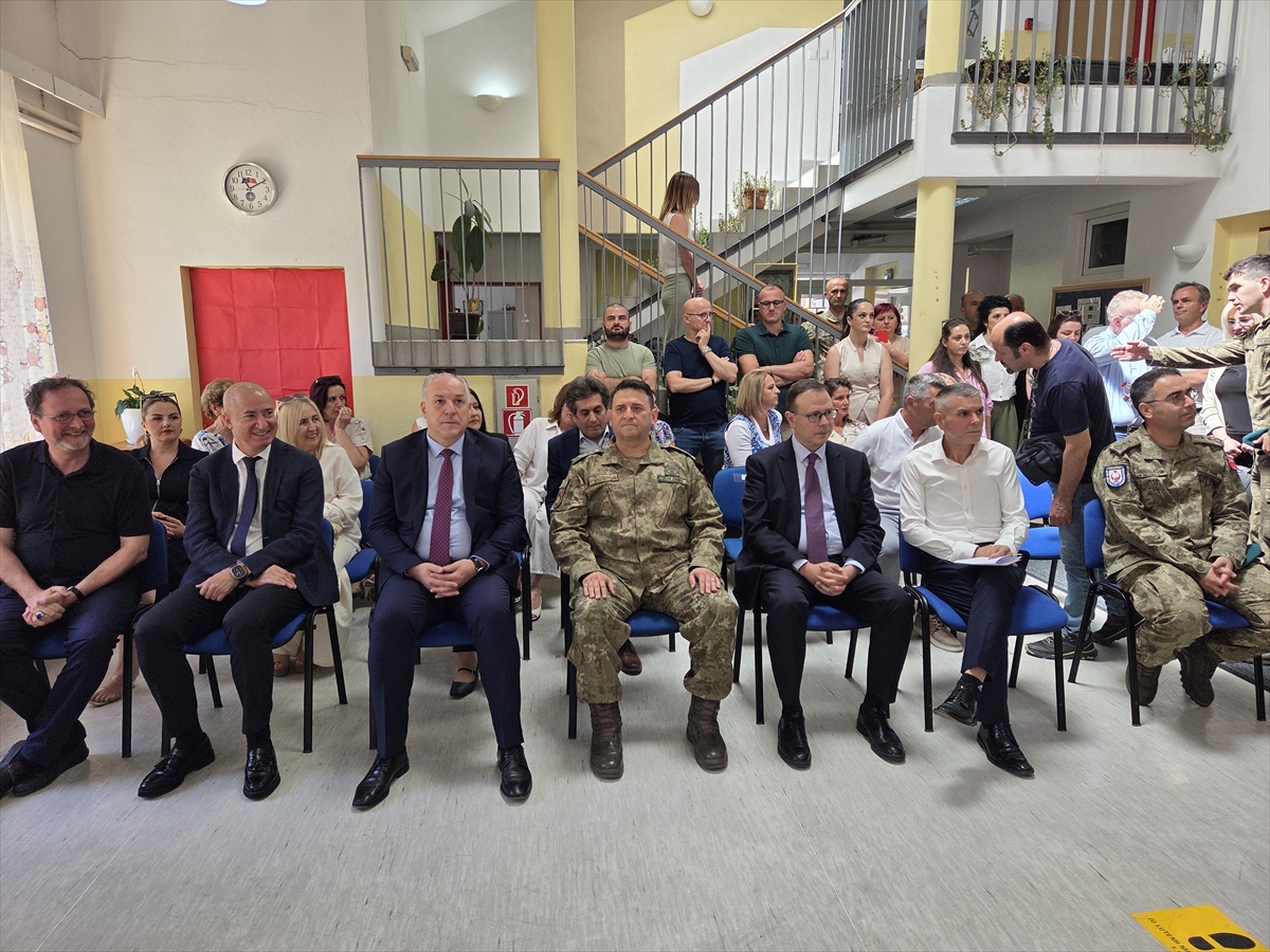 Türk askerinden Kosova'daki işitme ve konuşma engelliler okuluna destek