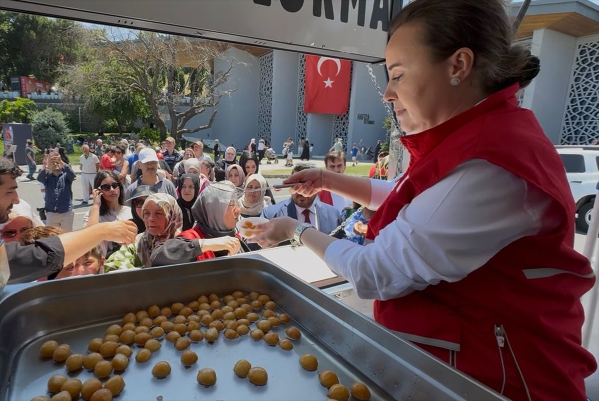 Türk Kızılay İstanbul'da 15 Temmuz şehitleri anısına ikramda bulundu