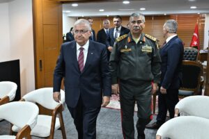 - İmza töreni, Milli Savunma Bakanı Yaşar Güler ve Azerbaycan