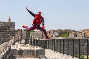 DİYARBAKIR (AA) – Türkiye'yi "Örümcek Adam" kostümüyle gezme hayaliyle memleketi