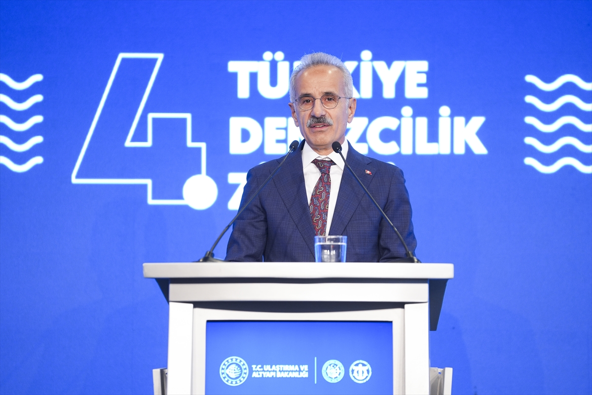 Ulaştırma ve Altyapı Bakanı Uraloğlu, 4. Türkiye Denizcilik Zirvesi'nde konuştu:
